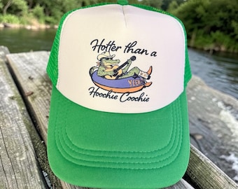 Cappello da camionista con stampa alligatore "Hotter Than a Hoochie Coochie" - Divertente cappello da cowboy della palude