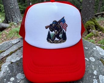 Cappellino da camionista patriottico Bigfoot - Cappellino snapback con bandiera americana e fucile da birra Sasquatch
