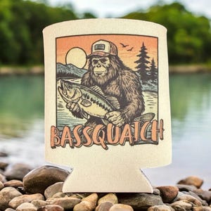 Sasquatch Dosenkühler - Bigfoot Getränkehülle - Bassquatch Angeln Geschenk