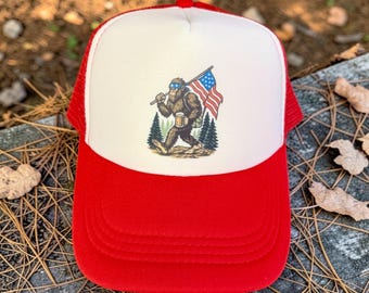Cappello da camionista patriottico Bigfoot - Cappellino a rete con bandiera americana e Sasquatch per bere birra