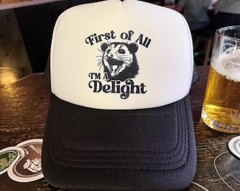 Divertente cappellino da camionista con opossum / Prima di tutto sono una delizia - Cappellino in rete sarcastico con opossum