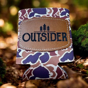 Funda térmica para latas de 12 oz con parche de cuero de camuflaje Outsider - Aislante para bebidas al aire libre