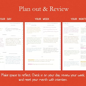 Op de afbeelding: Een oranje achtergrond met de tekst "Plan uit & Review" en de zinnen "YOUR DAY", "YOUR WEEK" en "YOUR MONTH". Hieronder worden drie open planners weergegeven, elk met handgeschreven notities. De onderkant van de afbeelding luidt: "Maak ruimte om te reflecteren. Check in op je dag, bekijk je week en reset je maand met intentie."