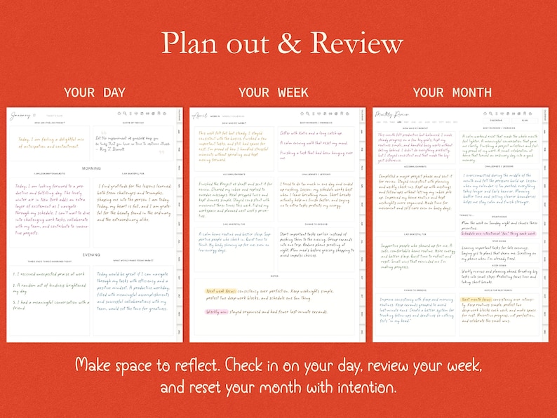 Op de afbeelding: Een oranje achtergrond met de tekst "Plan uit & Review" en de zinnen "YOUR DAY", "YOUR WEEK" en "YOUR MONTH". Hieronder worden drie open planners weergegeven, elk met handgeschreven notities. De onderkant van de afbeelding luidt: "Maak ruimte om te reflecteren. Check in op je dag, bekijk je week en reset je maand met intentie."