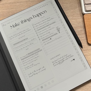 K&ouml;nnte beinhalten: Ein digitaler Planer mit dem Text "Make things happen" auf dem Bildschirm. Der Planer enth&auml;lt To-Do-Listen, Notizen und einen Abschnitt mit der &Uuml;berschrift "Note to Myself". Ein Stift liegt auf dem Bildschirm, Tastatur und Holz-Mauspad sind sichtbar.