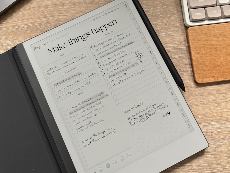 K&ouml;nnte beinhalten: Ein digitaler Planer mit dem Text "Make things happen" auf dem Bildschirm. Der Planer enth&auml;lt To-Do-Listen, Notizen und einen Abschnitt mit der &Uuml;berschrift "Note to Myself". Ein Stift liegt auf dem Bildschirm, Tastatur und Holz-Mauspad sind sichtbar.