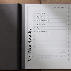 K&ouml;nnte beinhalten: Ein offenes schwarzes reMarkable-Tablet zeigt eine digitale Notizbuchseite mit handschriftlichen Notizen. Der Text "My Notebooks" befindet sich an der Seite. Der Bildschirm zeigt eine Liste von Notizen, darunter "Meeting Notes" und "Study Notes Psychology."