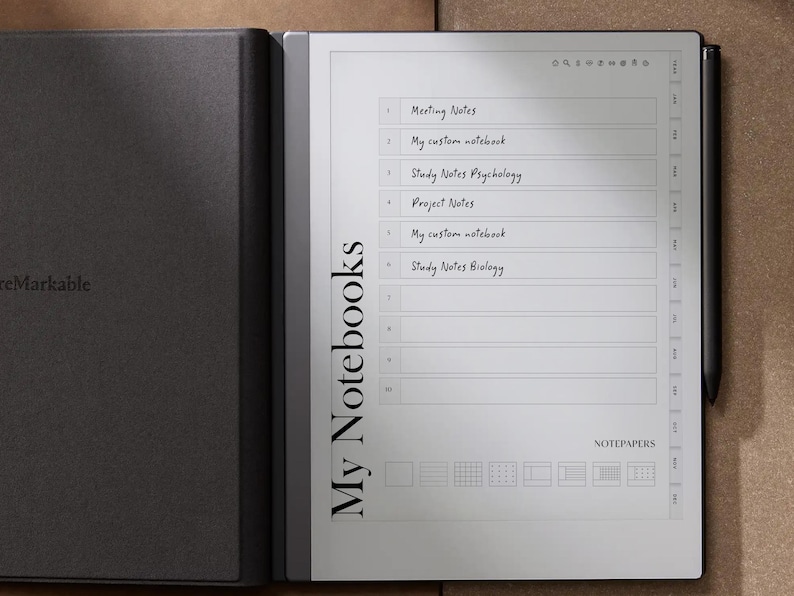 K&ouml;nnte beinhalten: Ein offenes schwarzes reMarkable-Tablet zeigt eine digitale Notizbuchseite mit handschriftlichen Notizen. Der Text "My Notebooks" befindet sich an der Seite. Der Bildschirm zeigt eine Liste von Notizen, darunter "Meeting Notes" und "Study Notes Psychology."
