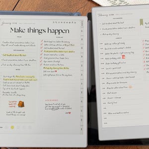 Op de afbeelding: Twee digitale tablets met handgeschreven takenlijsten en notities. E&eacute;n tablet toont "Make things happen" bovenaan, met een takenlijst. De andere toont een februari-kalender met dagelijkse taken en herinneringen.