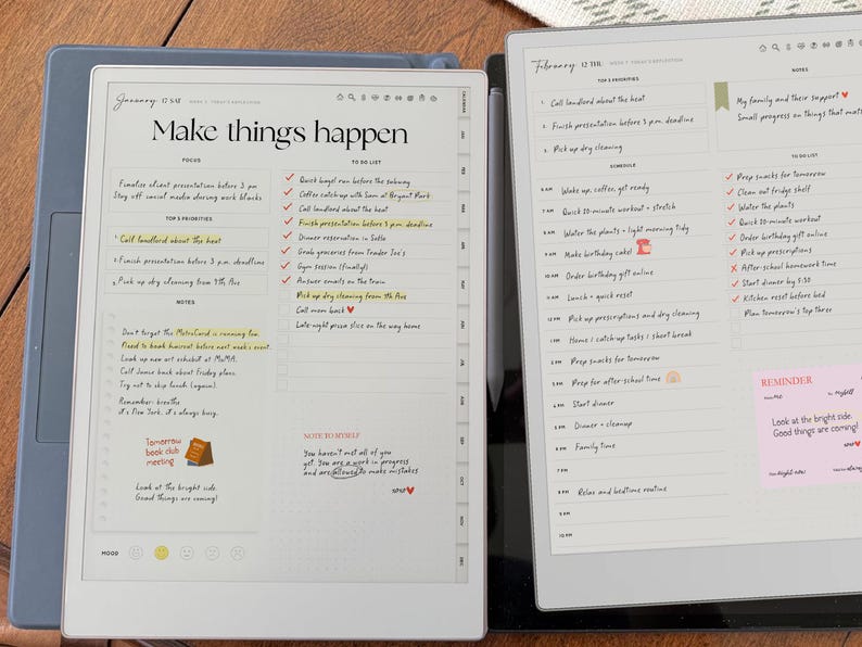 Op de afbeelding: Twee digitale tablets met handgeschreven takenlijsten en notities. E&eacute;n tablet toont "Make things happen" bovenaan, met een takenlijst. De andere toont een februari-kalender met dagelijkse taken en herinneringen.
