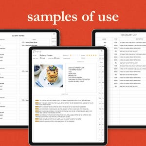 K&ouml;nnte beinhalten: Drei digitale Tablets, die verschiedene Dokumente und Listen vor rotem Hintergrund anzeigen. Die Tablets zeigen Kundennotizen, ein Rezept f&uuml;r Blaubeerpfannkuchen und eine Vokabelliste. Der Satz "samples of use" steht oben.