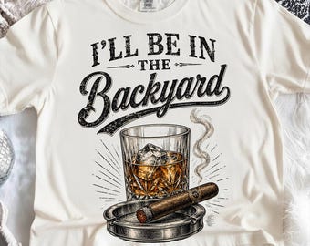 Będę na podwórku PNG, Projekt miłośnika cygar Bourbon Whiskey, Zabawna koszulka do picia na podwórku, Męska sublimacja cyfrowa do pobrania