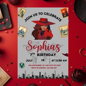 Könnte beinhalten: Eine graue Geburtstagseinladungskarte mit einer Zeichentrickfigur in rotem Hut und Mantel, umgeben von Briefmarkenillustrationen. Der Text lautet: JOIN US TO CELEBRATE, Sophias 7TH BIRTHDAY, JULY 18 AT 11:00 AM, 456 ANYWHERE ST. ANY CITY NY 5678.