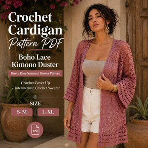 Puede incluir: Un cárdigan de ganchillo color rosa empolvado con frente abierto, mangas anchas y detalles de encaje. El texto dice: Crochet Cardigan Pattern PDF, Boho Lace Kimono Duster, Dusty Rose Summer Duster Pattern, Crochet Cover Up, Intermediate Crochet Sweater, SIZE S-M, L-XL.
