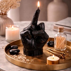 Bougie main doigt d’honneur noire – Bougie originale insolente – Cadeau humour décalé – Décoration gothique moderne – Bougie artisanale