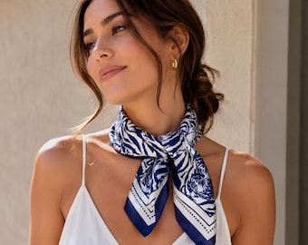 Sciarpa da donna in raso blu e bianco – Elegante quadrata con stampa zebrata e tigrata – Fascia per capelli chic – Borsa regalo alla moda