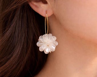 Orecchini pendenti da donna con fiore in madreperla – Eleganti orecchini pendenti in oro, gioielli con fiore bianco, orecchini romantici, regalo per donna