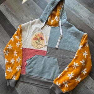Moletom com Capuz Patchwork Reciclado “Becoming” – Peça Única e Reversível de Streetwear Reconstruída - Tamanho G/GG