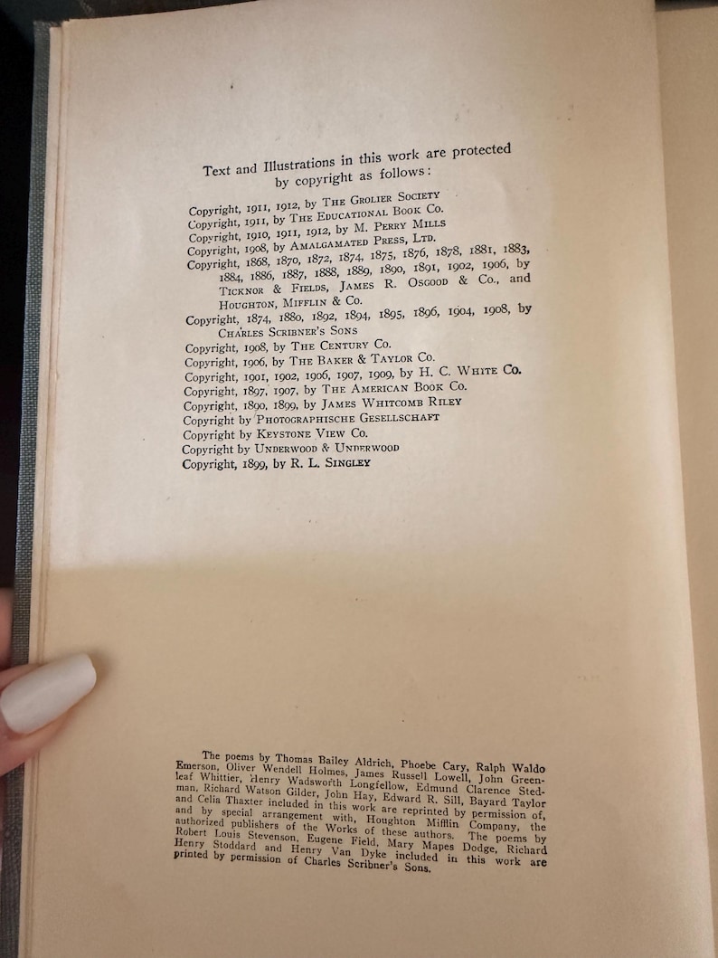 以下が含まれることがあります： 著作権情報が記載された古い本のページ。The Grolier SocietyやCharles Scribner's Sonsなど、著作権所有者と日付が記載されています。ページには詩と作者も記載されています。