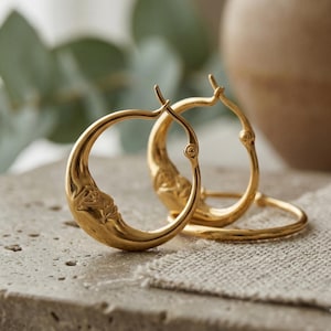 Oorbellen met maanvormig gezicht | 18-karaats vergulde halvemaanvormige oorbellen | Handgemaakte statement sieraden met maanmotief | Cadeau voor haar