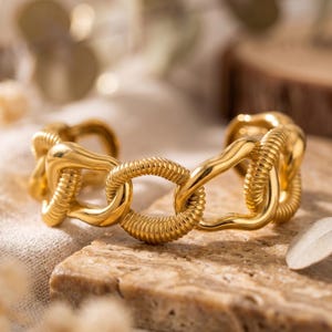 Pulsera tipo brazalete de eslabones bicolor | Brazalete ancho de oro y plata para mujer | Joyería llamativa de metales mixtos | Regalo resistente al agua