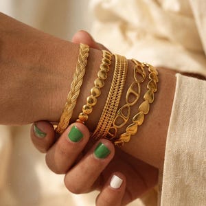 Könnte beinhalten: Rustikales Holzschild mit dem Text "Welcome to our home" in weißer Schrift. Das Schild hat eine Used-Optik und ein schlichtes, einladendes Design, ideal für die Eingangsbereichsdekoration.