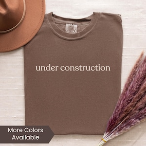 Under Konstruktion T-Shirt, Comfort Colors 1717 Espresso bedrucktes T-Shirt, Selbstwachstums-Shirt, Selbstliebe Affirmation Statement Grafik-T-Shirt Bild 1
