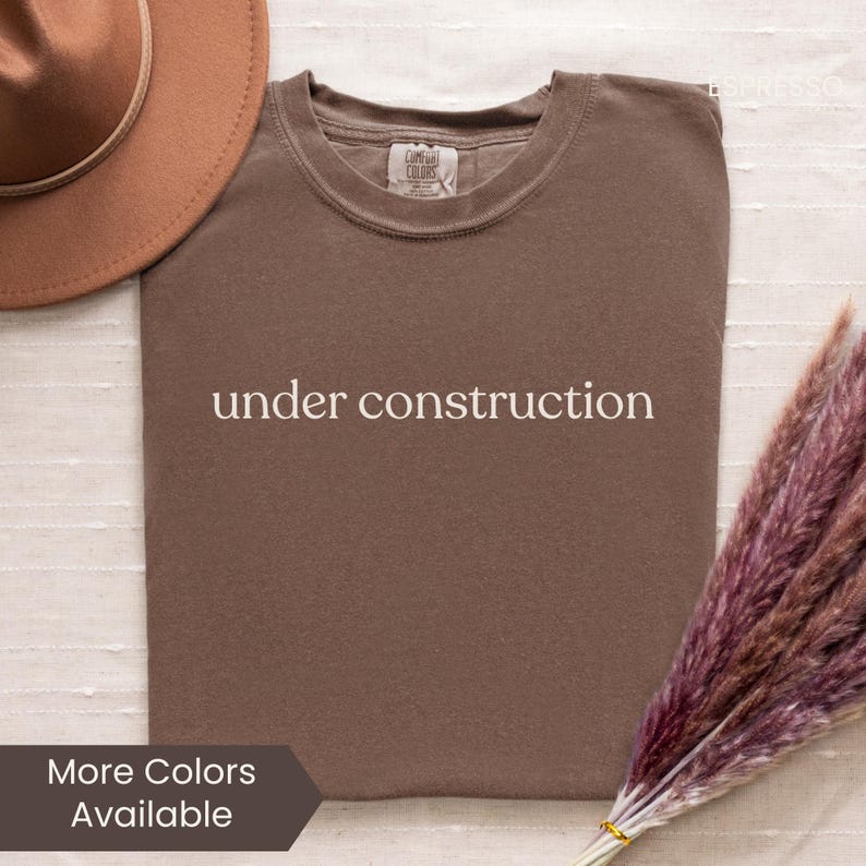 Under Konstruktion T-Shirt, Comfort Colors 1717 Espresso bedrucktes T-Shirt, Selbstwachstums-Shirt, Selbstliebe Affirmation Statement Grafik-T-Shirt Bild 1