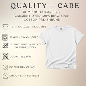 K&ouml;nnte beinhalten: Ein wei&szlig;es Comfort Colors 1717 T-Shirt mit hochgekrempelten &Auml;rmeln. Das Bild enth&auml;lt Pflegehinweise: Kleidungsst&uuml;ck auf links drehen, kalt in der Maschine waschen, nicht auf Drucke b&uuml;geln, nicht bleichen, nicht chemisch reinigen und bei niedriger Temperatur trocknen.