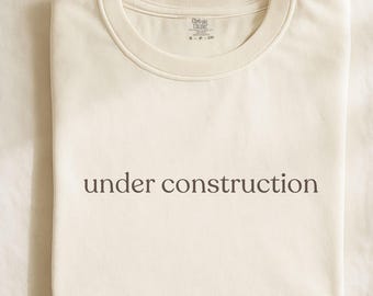 Comfort Colors 1717 Elfenbein bedrucktes T-Shirt, Under Konstruktion Zitat Shirt, neutrale minimalistische Grafik, lustiges Selbstwachstumsphrase T-Shirt