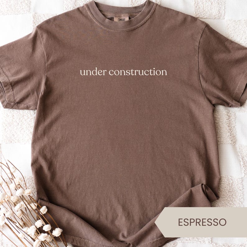 Under Konstruktion T-Shirt, Comfort Colors 1717 Espresso bedrucktes T-Shirt, Selbstwachstums-Shirt, Selbstliebe Affirmation Statement Grafik-T-Shirt Bild 9