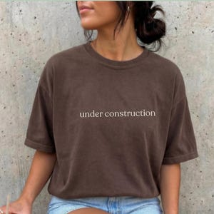 Under Konstruktion T-Shirt, Comfort Colors 1717 Espresso bedrucktes T-Shirt, Selbstwachstums-Shirt, Selbstliebe Affirmation Statement Grafik-T-Shirt Bild 5