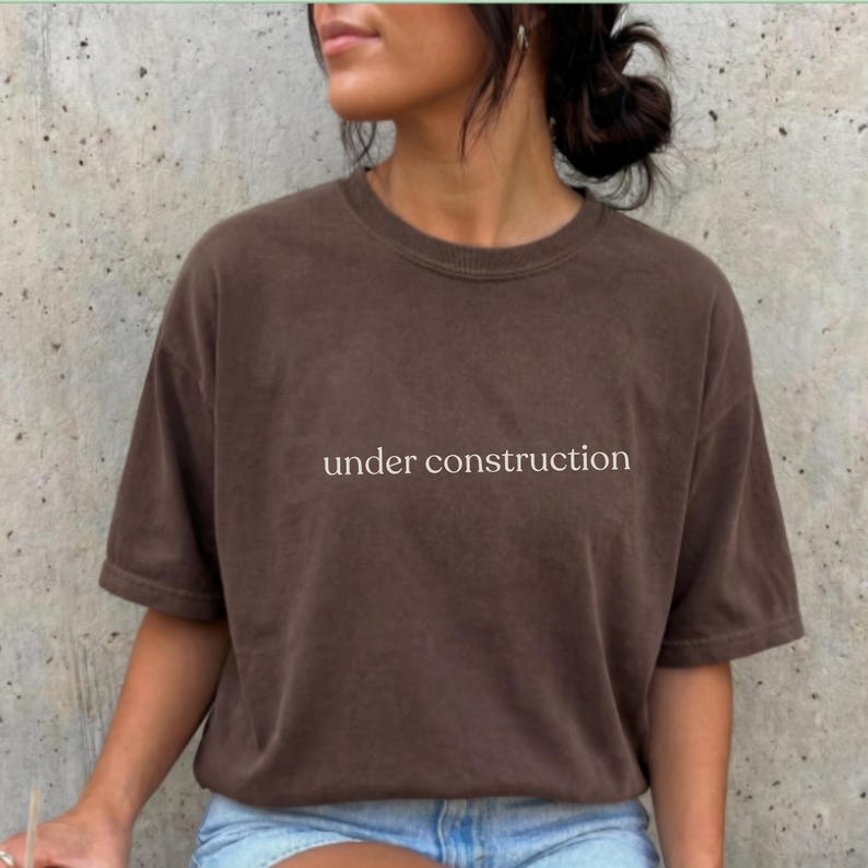 Under Konstruktion T-Shirt, Comfort Colors 1717 Espresso bedrucktes T-Shirt, Selbstwachstums-Shirt, Selbstliebe Affirmation Statement Grafik-T-Shirt Bild 5