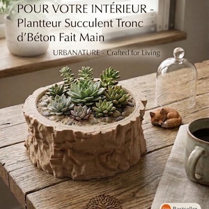 Peut inclure: Un pot de fleurs rond en béton avec un design texturé de souche d'arbre contenant diverses plantes succulentes vertes et des petits cailloux. Le pot porte le texte POUR VOTRE INTÉRIEUR - Plantteur Succulent Tronc d'Béton Fait Main et URBANATURE - Crafted for Living.