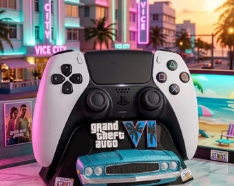 Op de afbeelding: Een zwart-witte videogamecontroller op een aangepaste standaard met het Grand Theft Auto VI-logo en een blauwgroene voorbumper van een auto. De standaard bevat kleine kentekenplaten met GTA VI, tegen een levendige achtergrond van een stad.