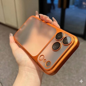 Funda translúcida esmerilada con revestimiento naranja cósmico para iPhone 17 Pro Max.