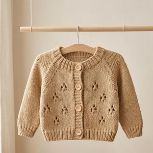 Patrón de punto para cárdigan de bebé, canesú de encaje, manga raglán, banda de punto bobo (descarga en PDF)