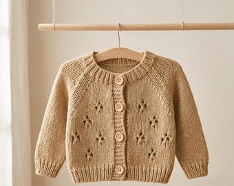 Modello per cardigan da neonato a maglia, con sprone traforato e maniche raglan, fascia elastica (download PDF)