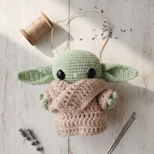 Puede incluir: Un juego de tres tazas de cerámica con un acabado mate moteado. Las tazas son de color crema, gris claro y gris oscuro. Cada taza tiene un diseño simple y minimalista.