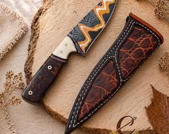 Cuchillo de colección artesanal estilo Damasco con funda de cuero, mango de resina y aspecto de hueso, cuchillo de exhibición artesanal, regalo rústico para coleccionistas.