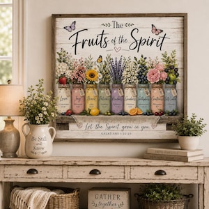 Peut inclure: Une impression murale carrée avec le texte The Fruits of the Spirit et Let the Spirit grow in you. Elle présente neuf bocaux en verre remplis de fleurs et de fruits, chacun étiqueté avec une vertu et un verset biblique, agrémentés de papillons.