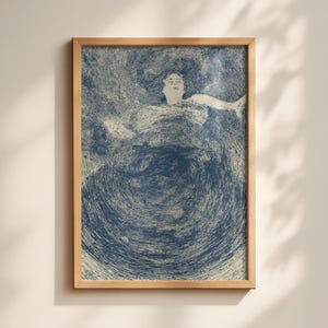 Puede incluir: Una impresión artística enmarcada que representa a una persona flotando en el agua, en tonos azules y blancos. La obra de arte tiene un patrón texturizado y arremolinado, creando una sensación de movimiento. El marco de madera añade un toque natural.