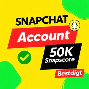 Könnte beinhalten: Gelbe Grafik mit den Worten "SNAPCHAT Account" in Schwarz und Weiß. Darunter steht auf einem roten Banner "Account" in Weiß. Ein schwarzes Banner zeigt "50K Snapscore". Ein grünes Häkchen und das Snapchat-Geist-Logo sind ebenfalls vorhanden.