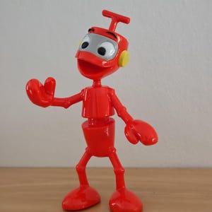 Figura de robot multicolor brillante impresa en 3D de estilo retro – decoración de los años 80