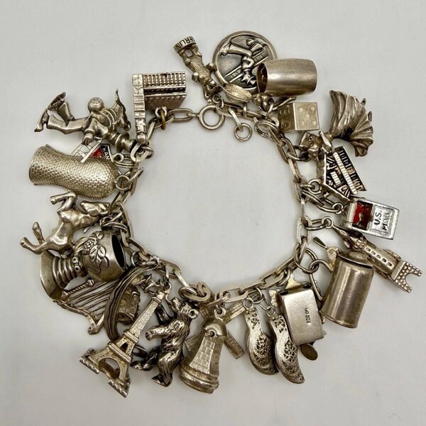 Pulsera vintage de plata con dije europeo, temática de viajes: Torre Eiffel, molino de viento de Hamburgo, década de 1950. Artículo de colección.