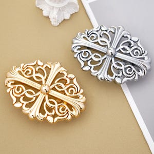 Hebilla de cinturón con cruz de filigrana ornamentada, diseño gótico de pergaminos en oro y plata, accesorio de cinturón barroco vintage para hombres y mujeres.