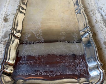 Bandeja Gorham plateada con borde festoneado y estriado