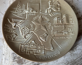 Plato antiguo de cerámica artística Frankoma titulado Texas “El Estado de la Estrella Solitaria” en color oro desierto.