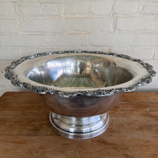Vintage Towle versilberte Bowle, großes Podest-Mittelstück, Champagnerkühler mit floralem Repoussé-Rand, viktorianischer Stil, festliche