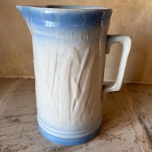 Jarra antigua de gres vidriado con sal y diseño de espadaña